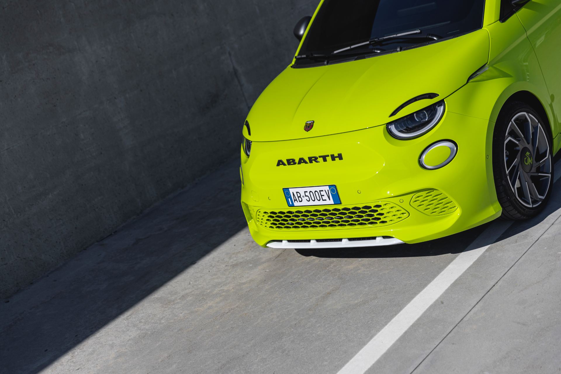 2024 abarth 500e front detail green