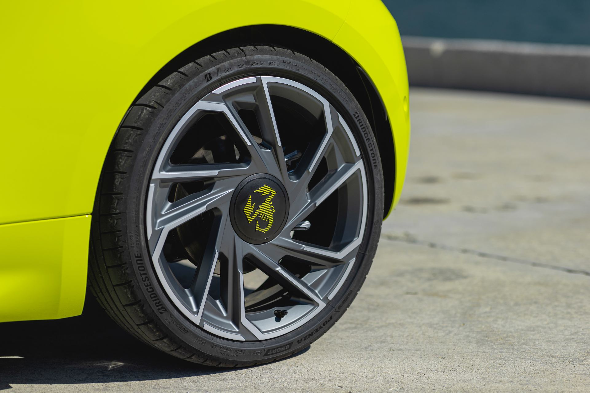 2024 abarth 500e wheel green