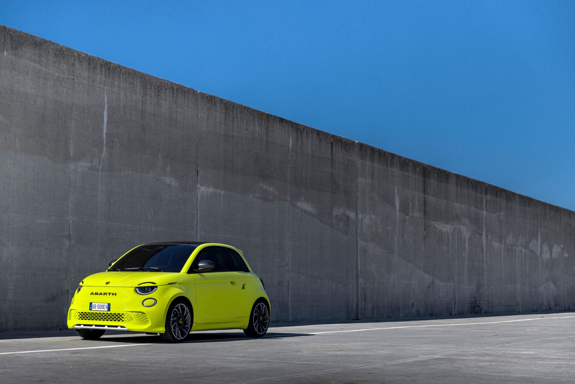 2024 abarth 500e front three quarter green