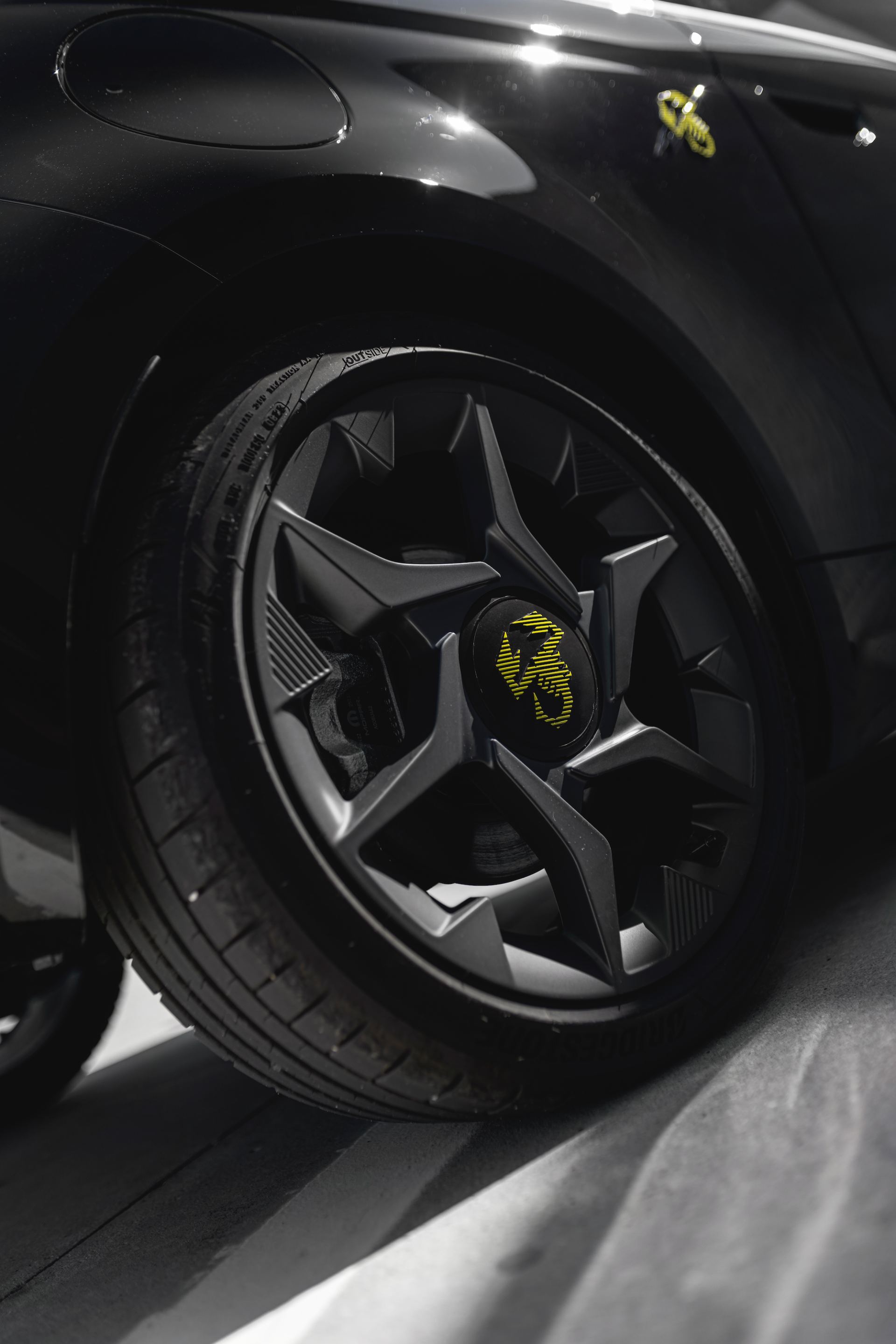 2024 abarth 500e wheel black