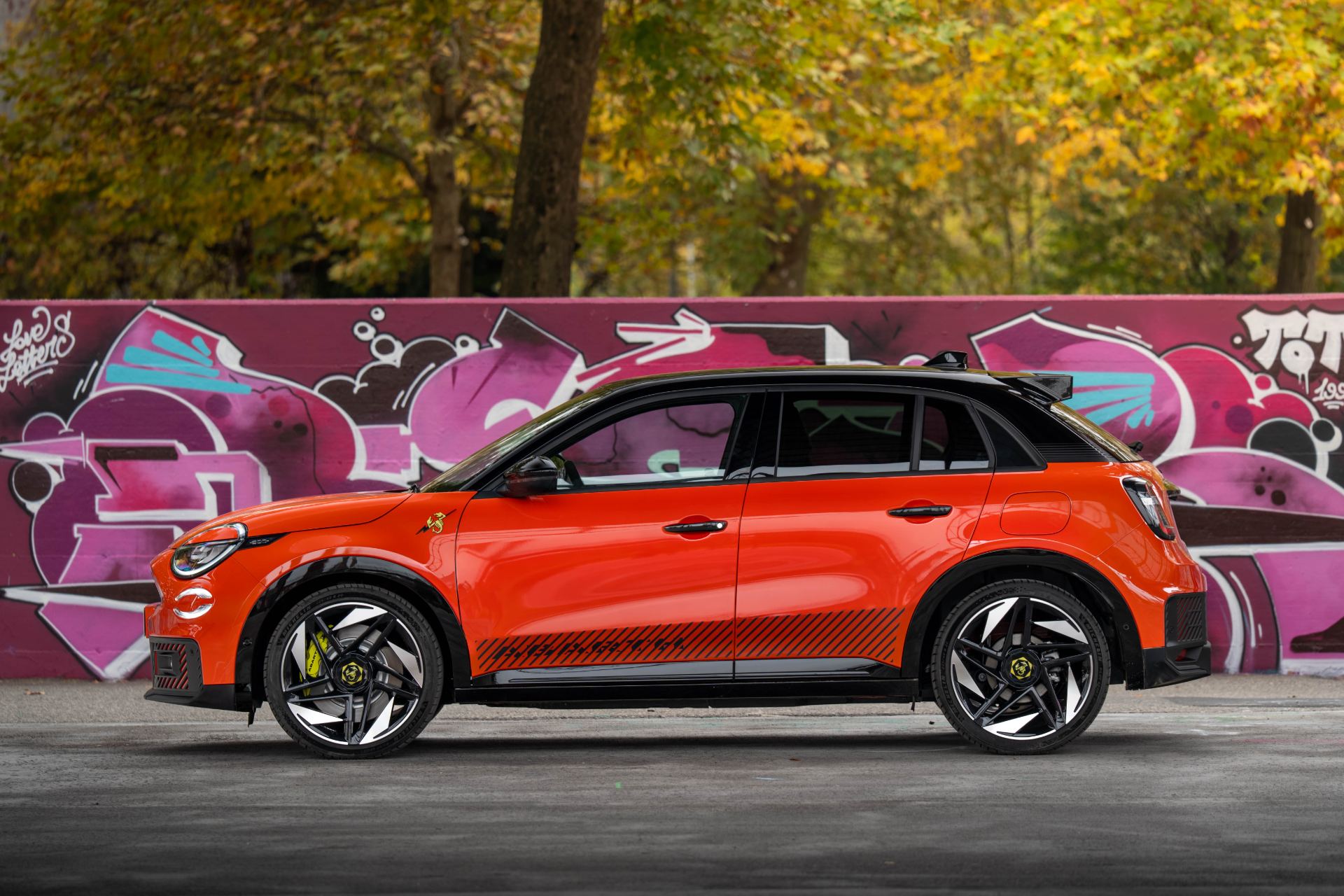 2025 abarth 600e side profile orange