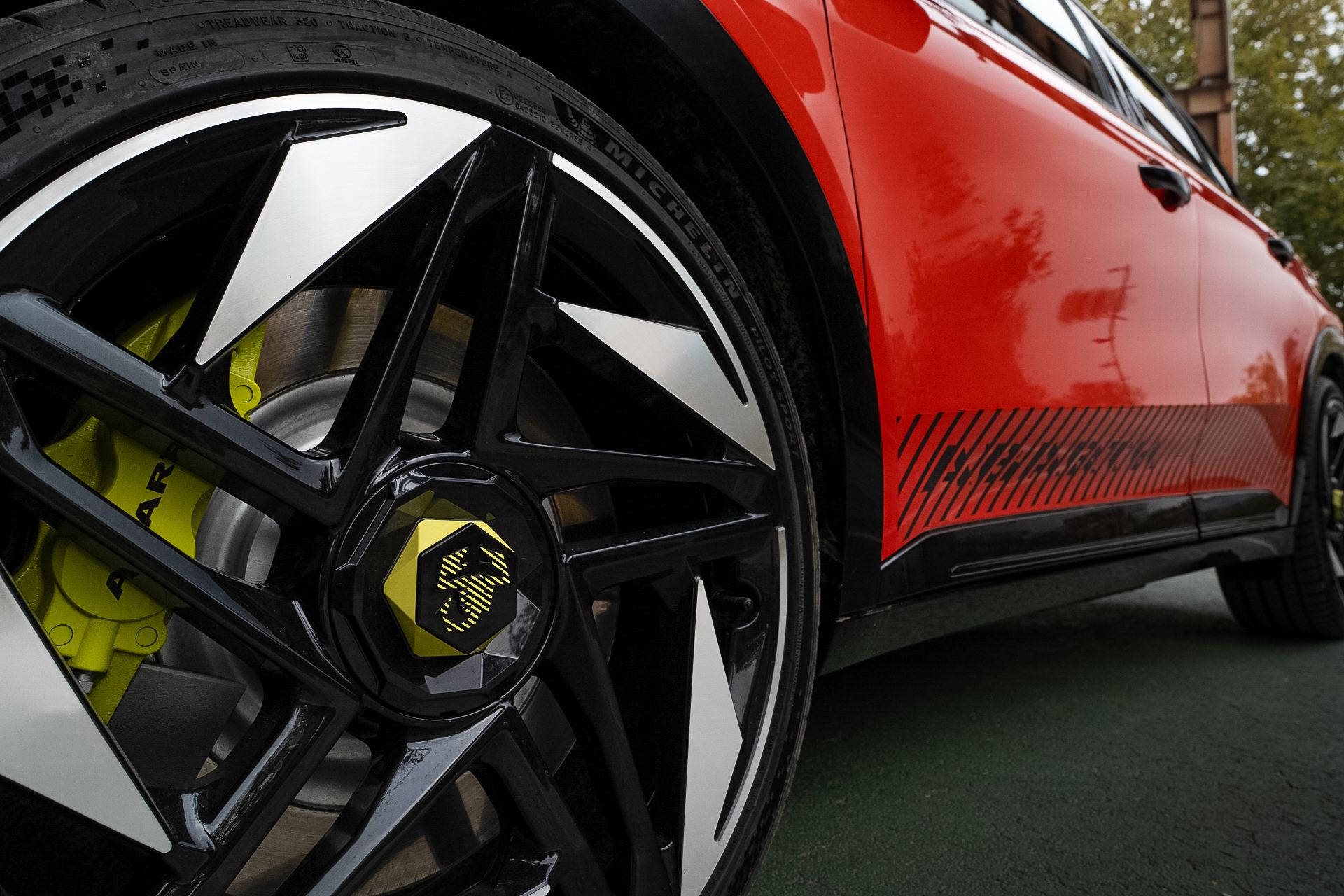 2025 abarth 600e wheel brake caliper