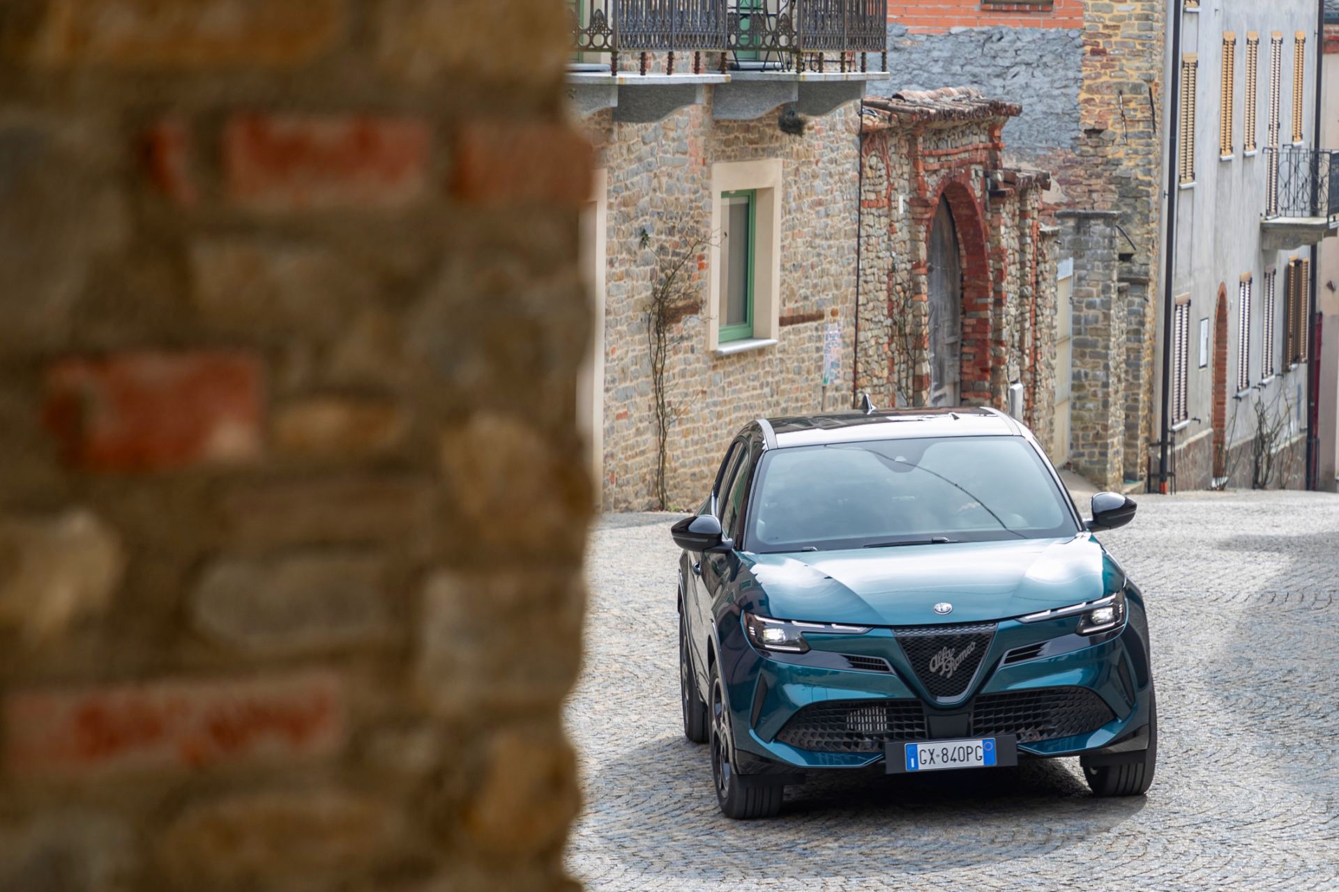 2026 alfa romeo junior ibrida q4 front three quarter village teal