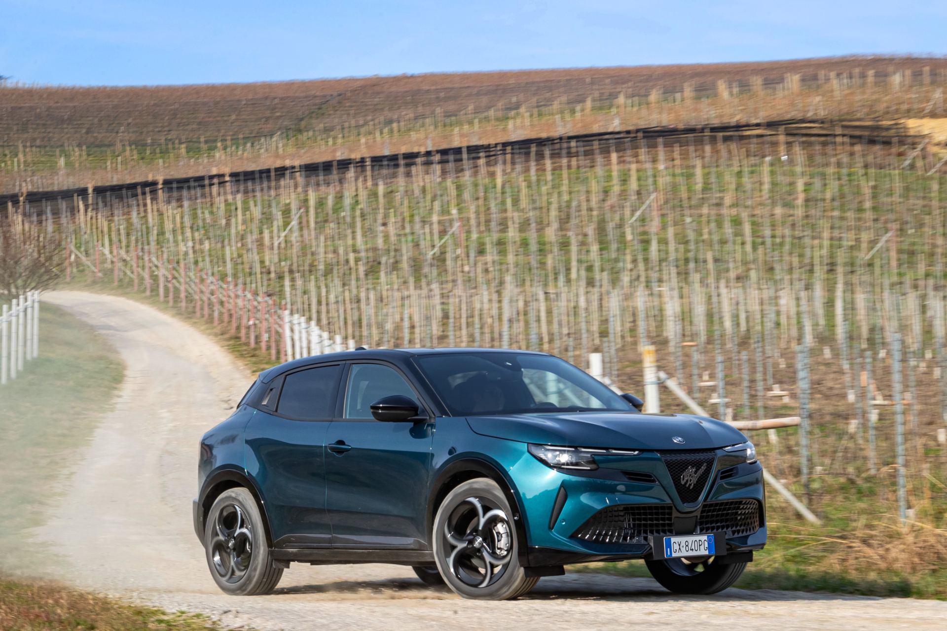 2026 alfa romeo junior ibrida q4 front three quarter vineyard teal