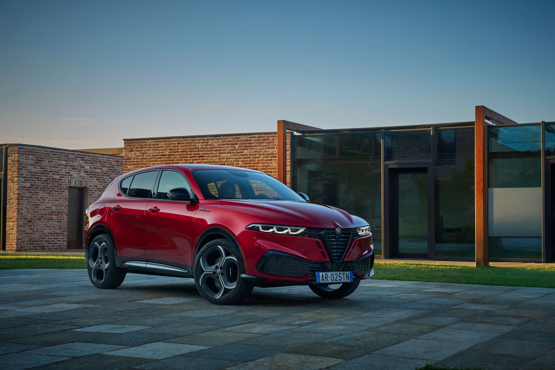 2026 alfa romeo tonale front three quarter red