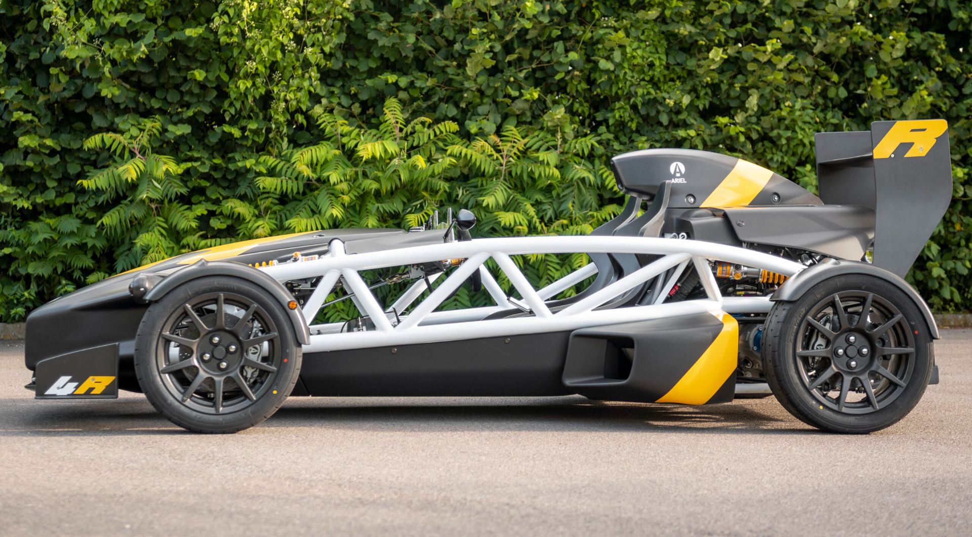 ariel atom 4r side profile black and yellow