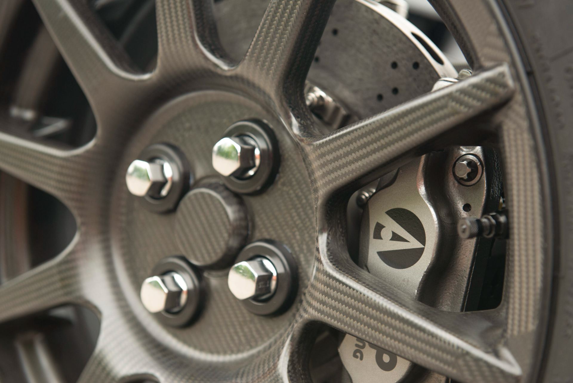 ariel atom 4r carbon wheel