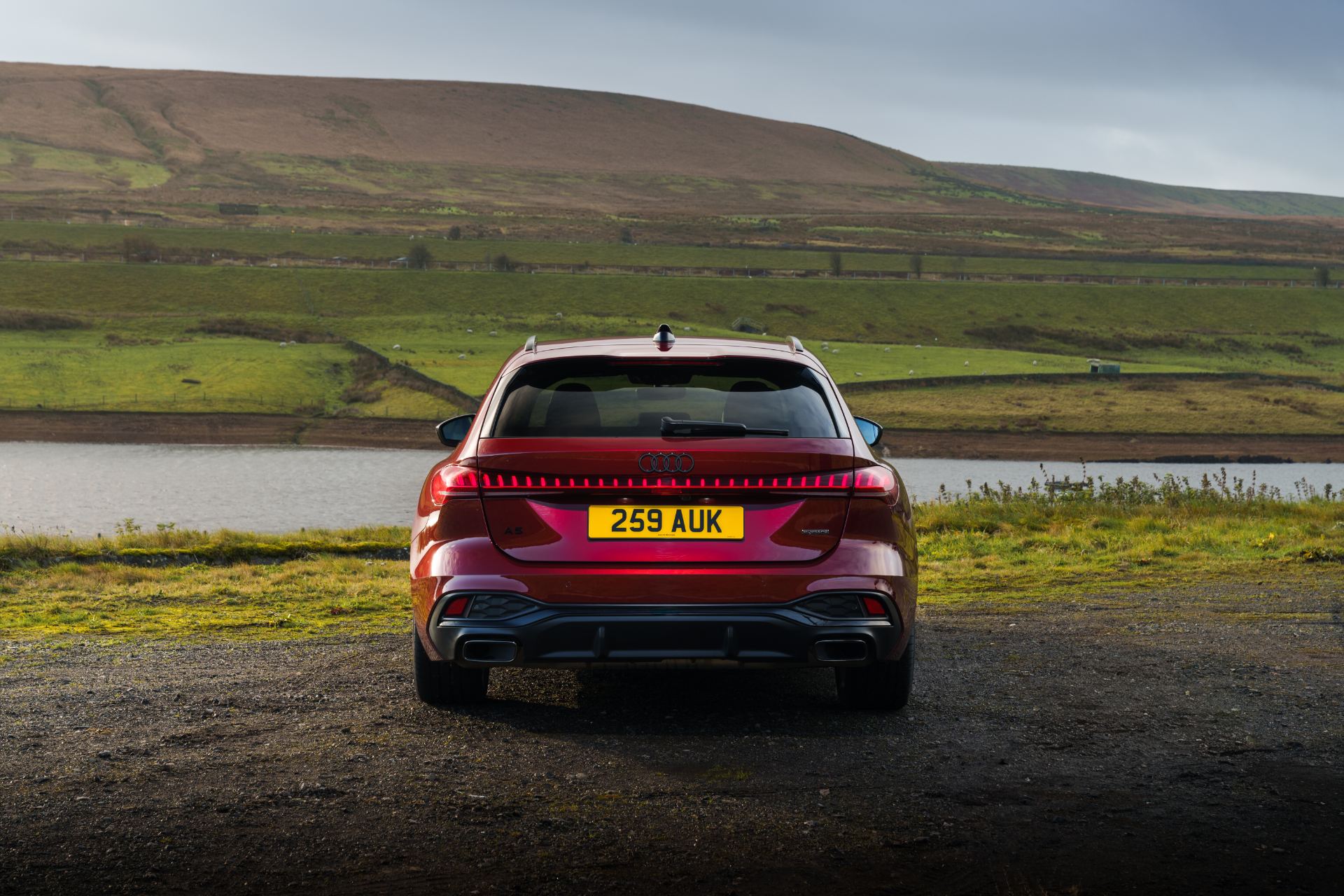 audi a5 avant rear reservoir red
