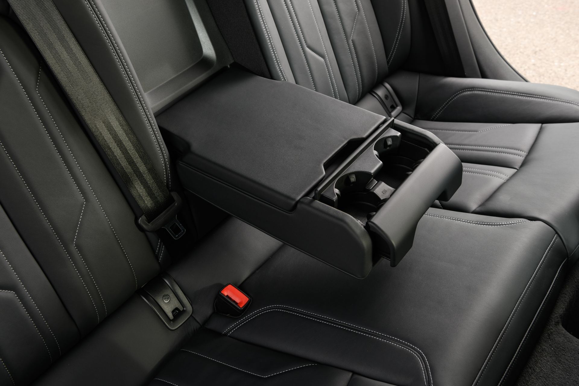 2025 audi a7 sportback interior rear seat armrest