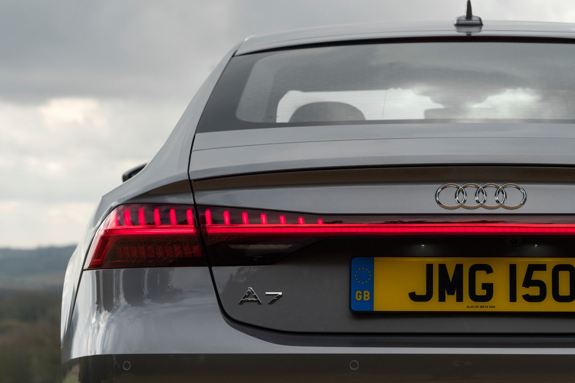 2025 audi a7 sportback rear light bar grey
