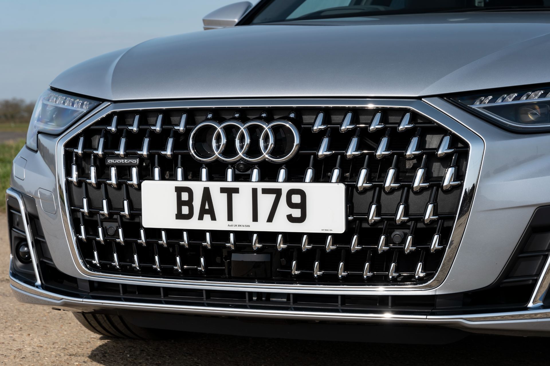 2025 audi a8 60 tfsi e grille silver