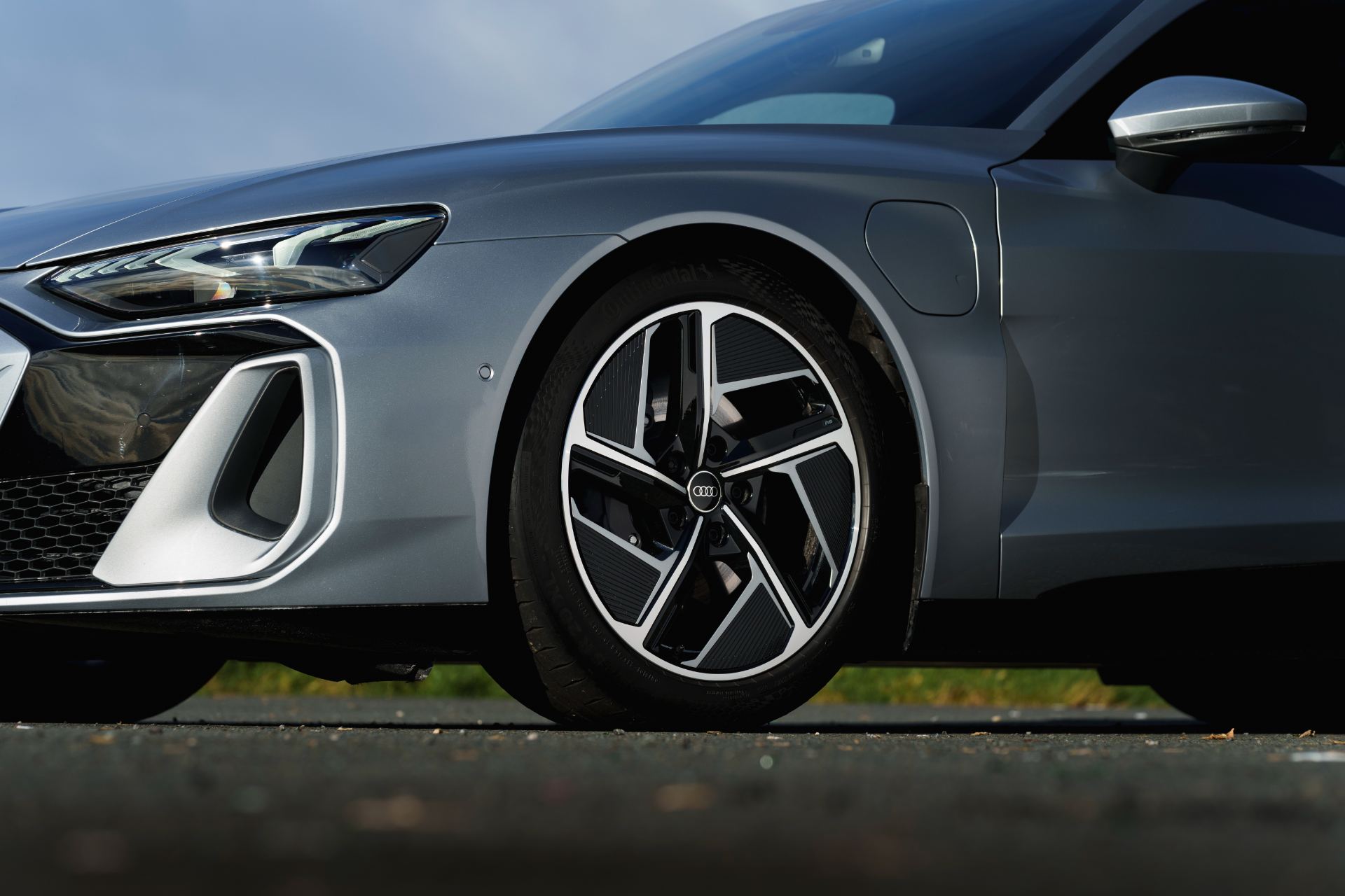 2026 audi e tron gt quattro alloy wheel low angle silver