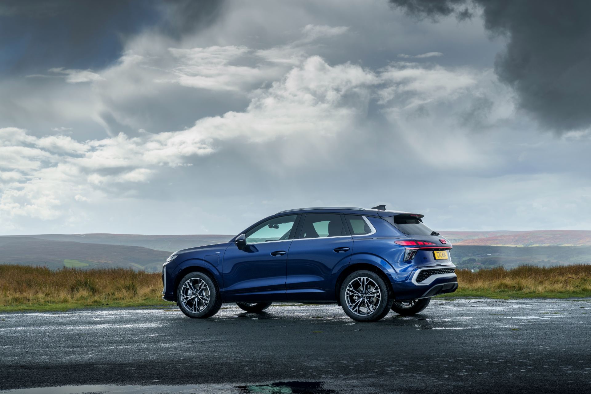 2026 audi q3 e hybrid side profile moorland blue