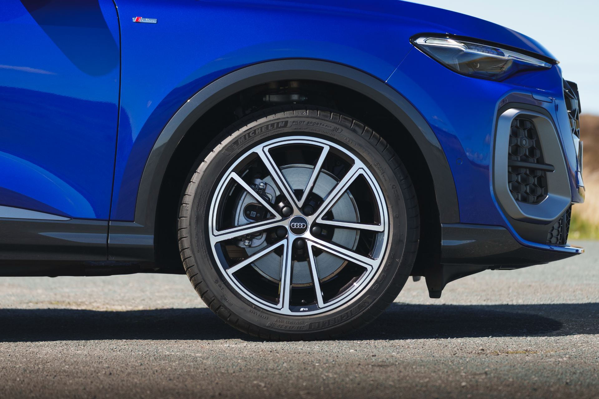 2026 audi q5 sportback e hybrid alloy wheel blue