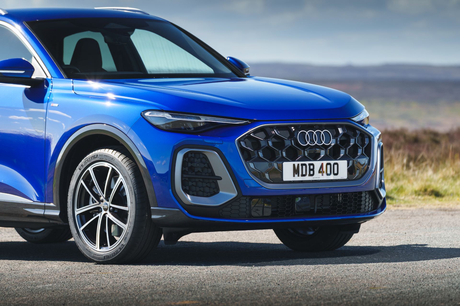 2026 audi q5 sportback e hybrid front grille blue