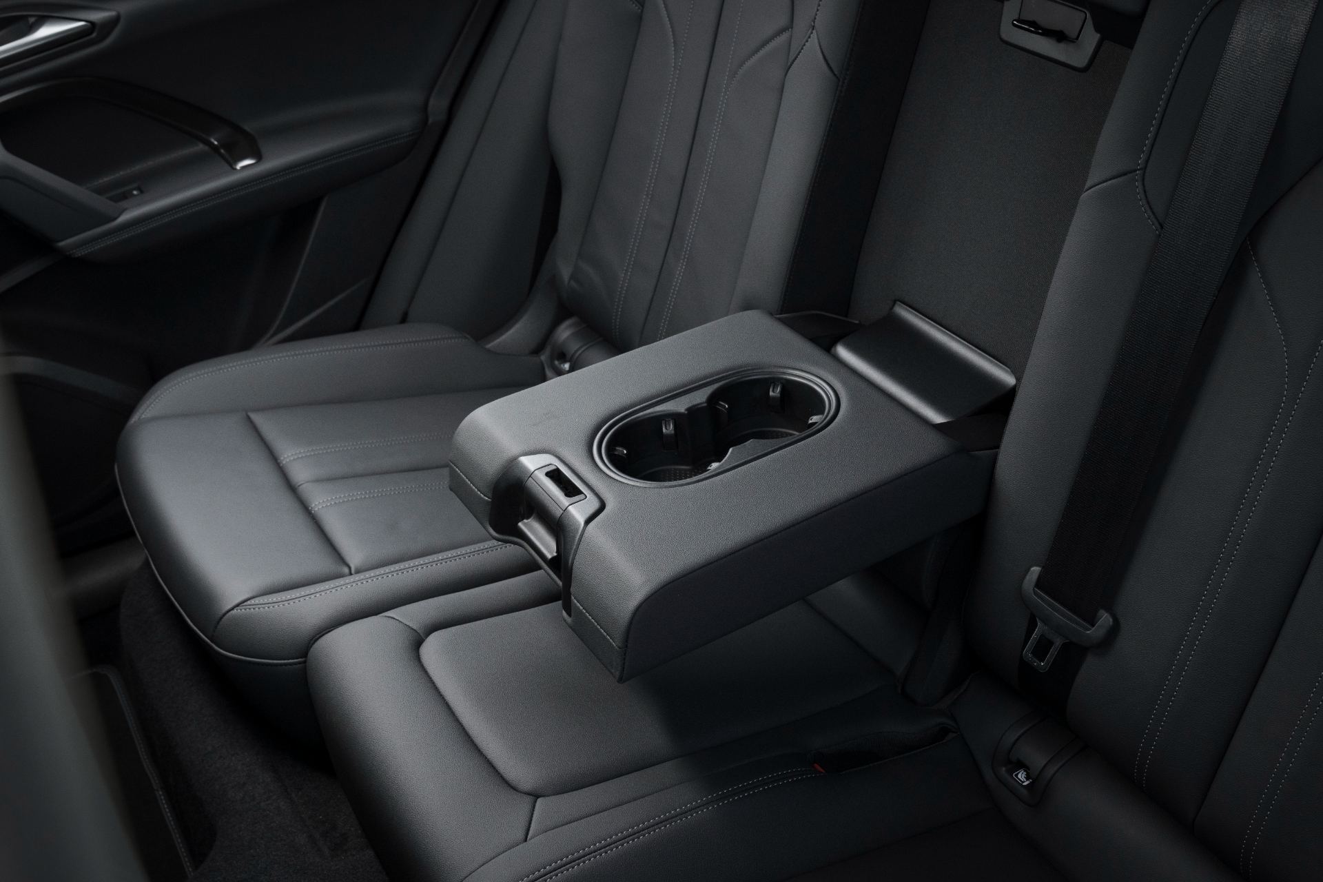 2026 audi q5 sportback e hybrid interior rear seats armrest