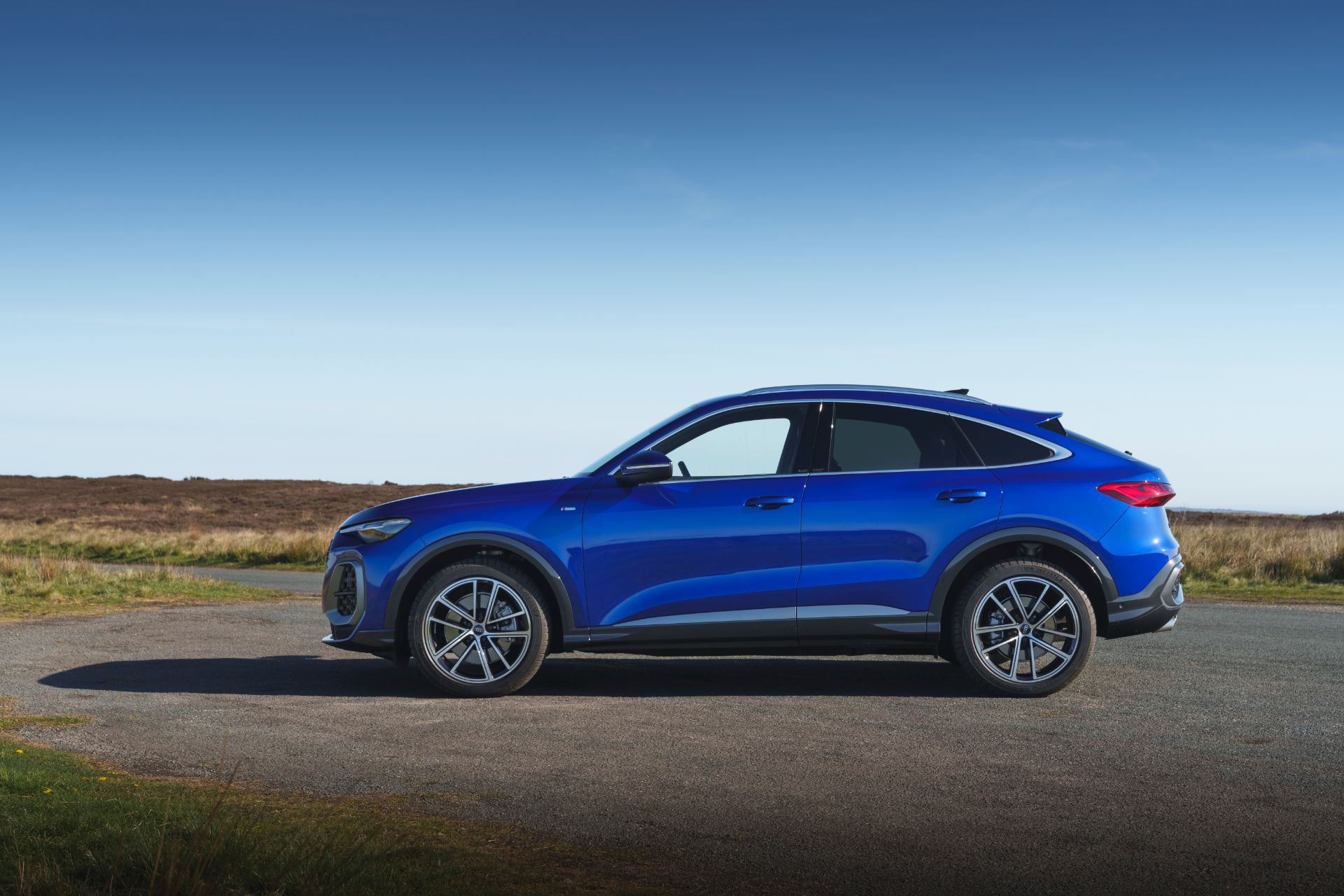 2026 audi q5 sportback e hybrid side profile blue