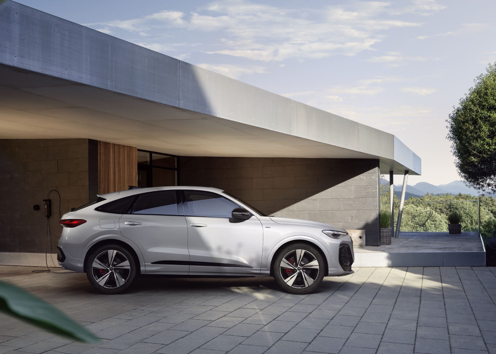 2026 audi q5 sportback e hybrid side profile wallbox white
