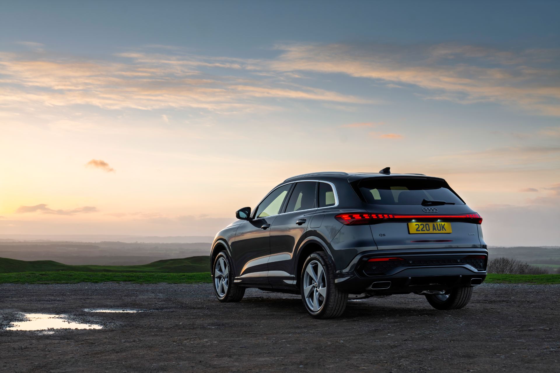 2026 audi q5 suv e hybrid rear three quarter dusk grey