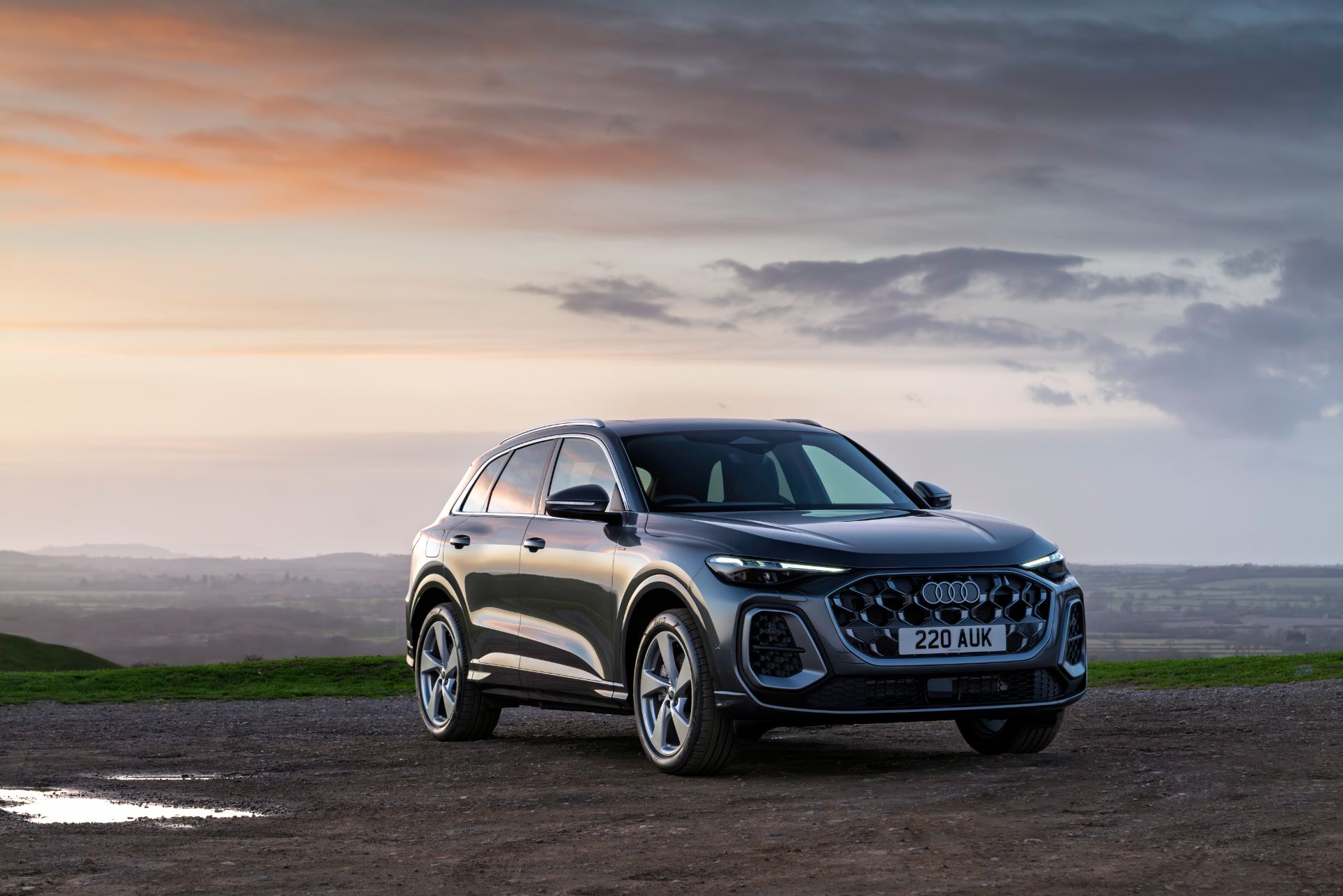 2026 audi q5 suv e hybrid front three quarter grey