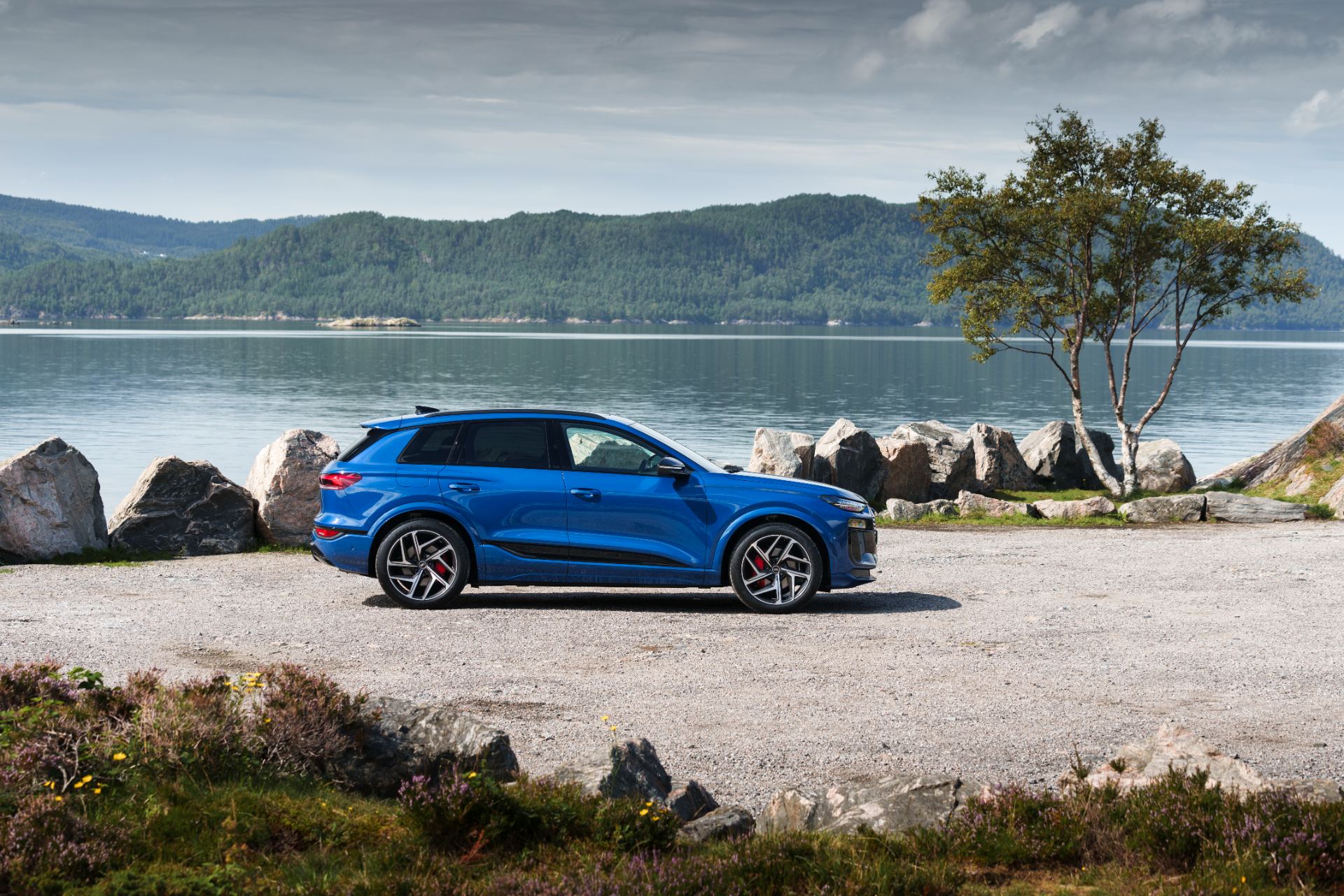 2026 audi q6 e tron side profile blue
