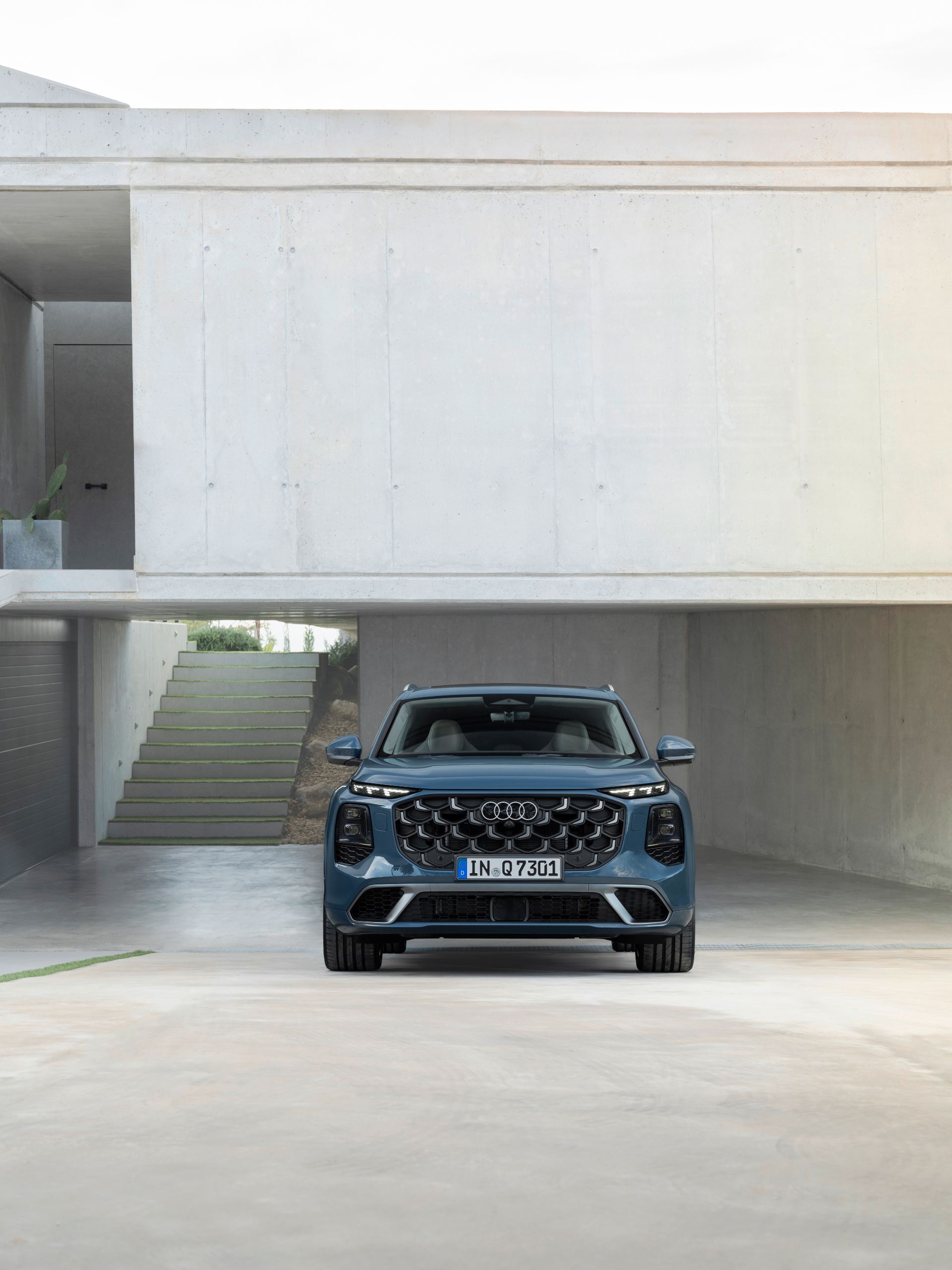 2027 audi q7 front garage blue