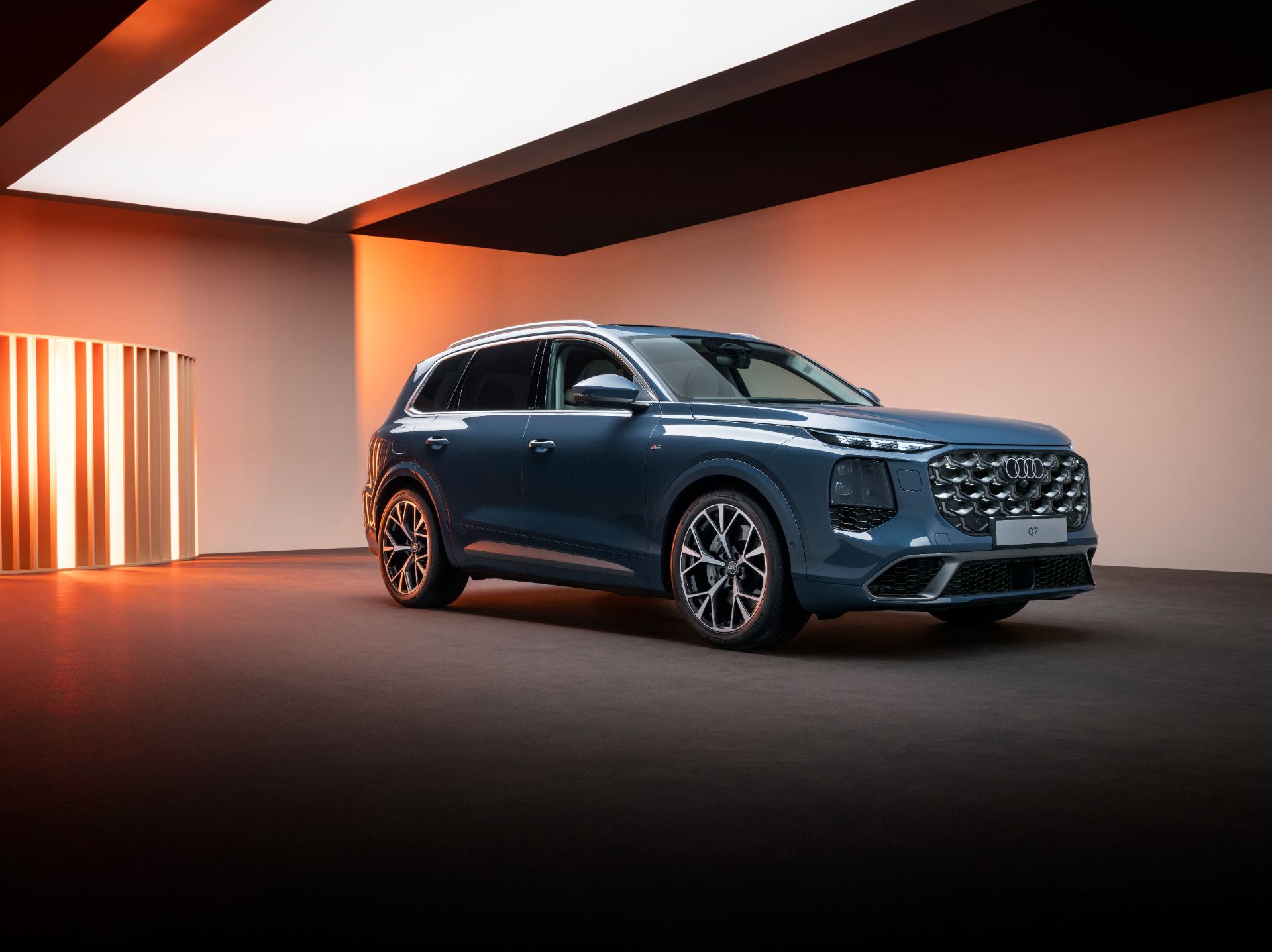 2027 audi q7 front three quarter studio side blue
