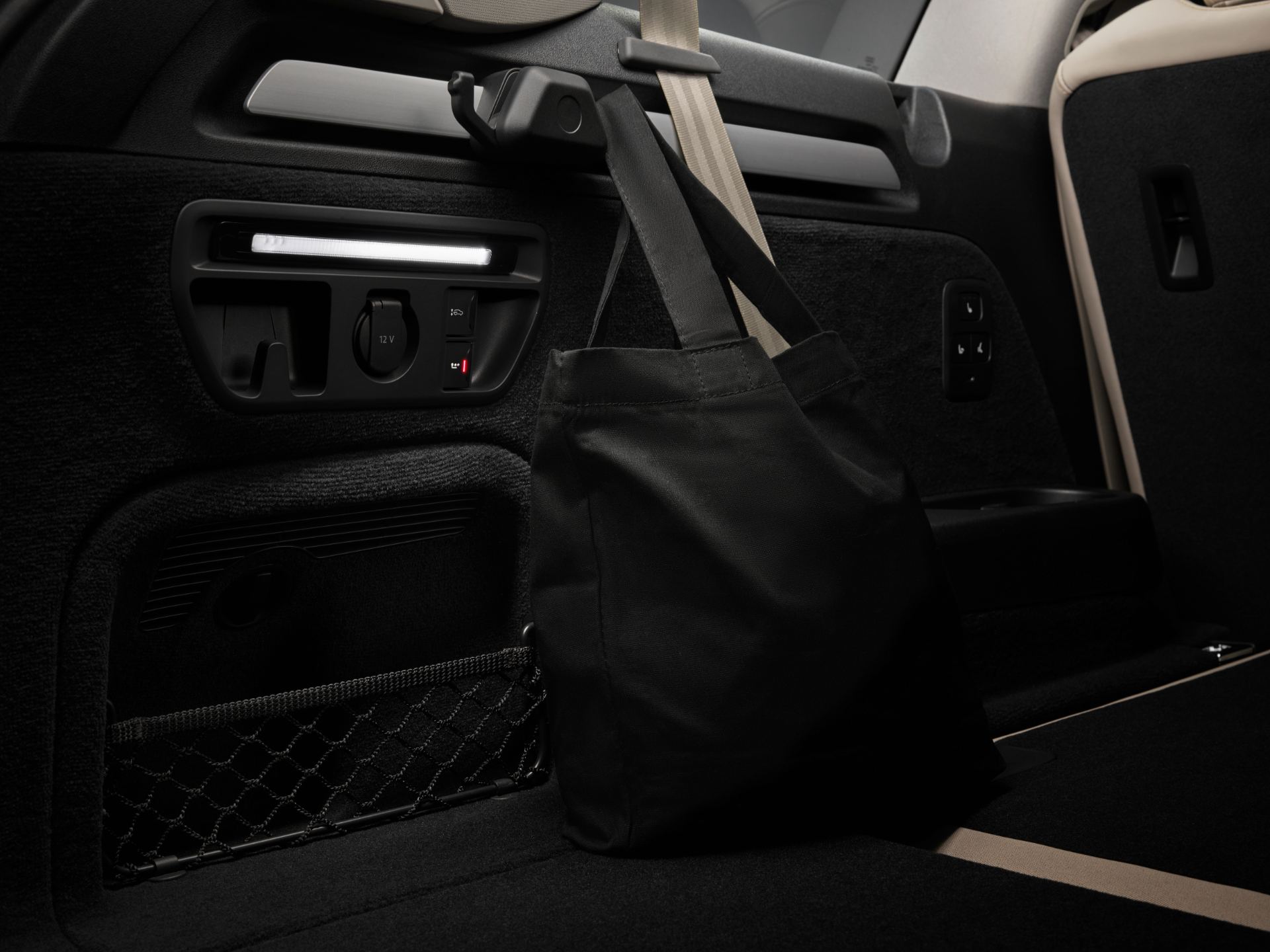 2026 audi q7 suv cargo space side panel