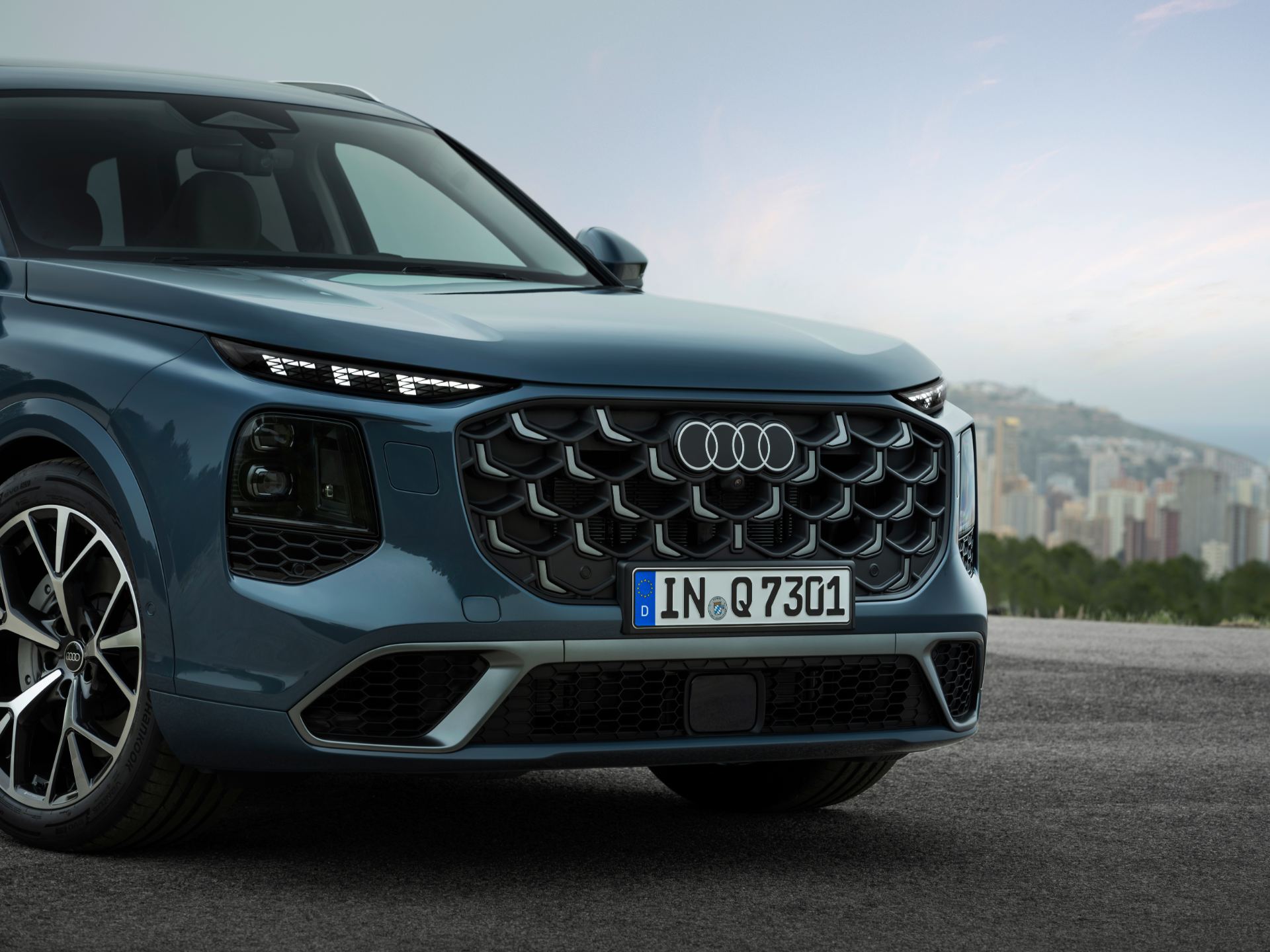 2026 audi q7 suv front grille blue