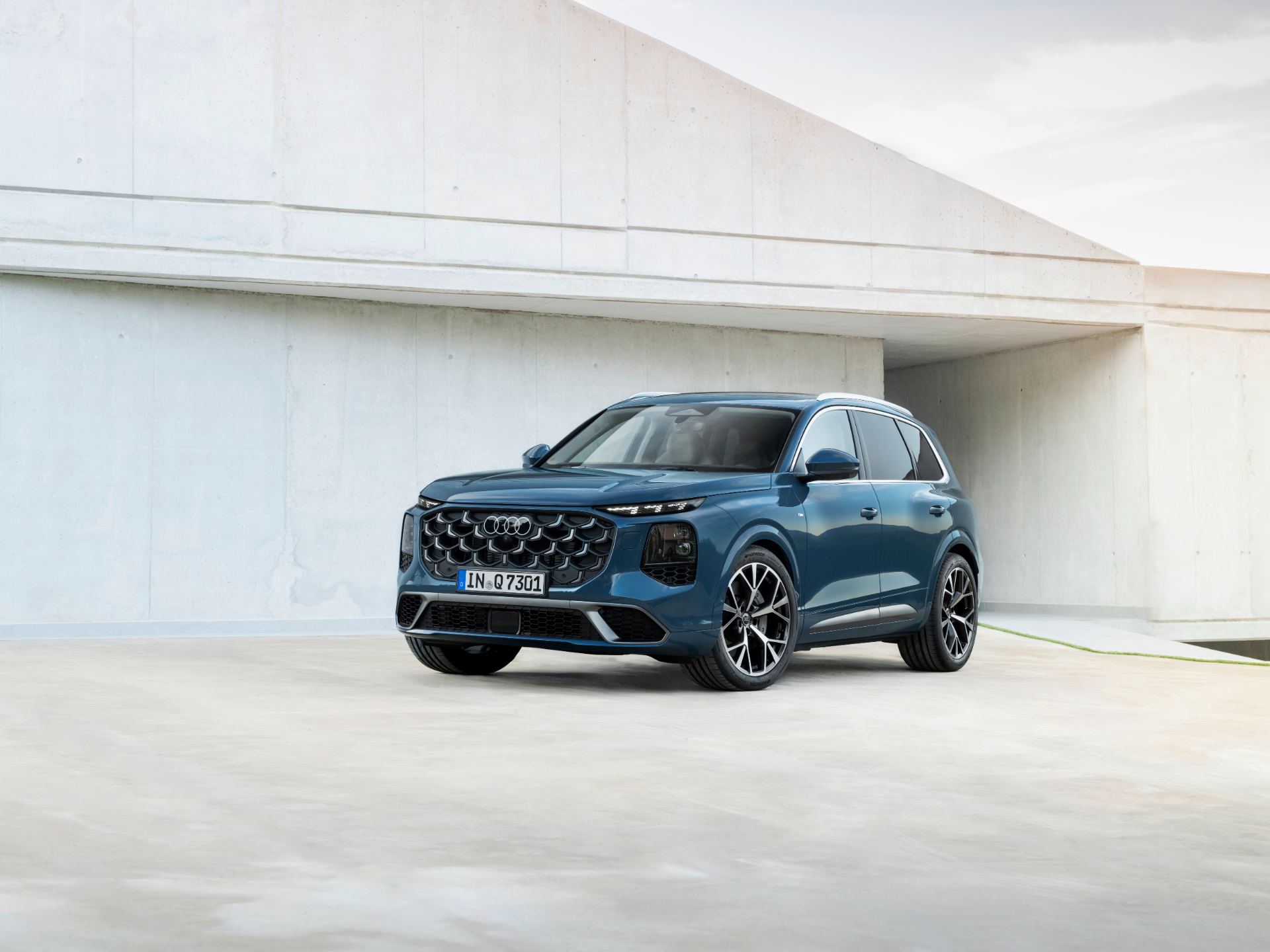 2026 audi q7 suv front three quarter villa blue