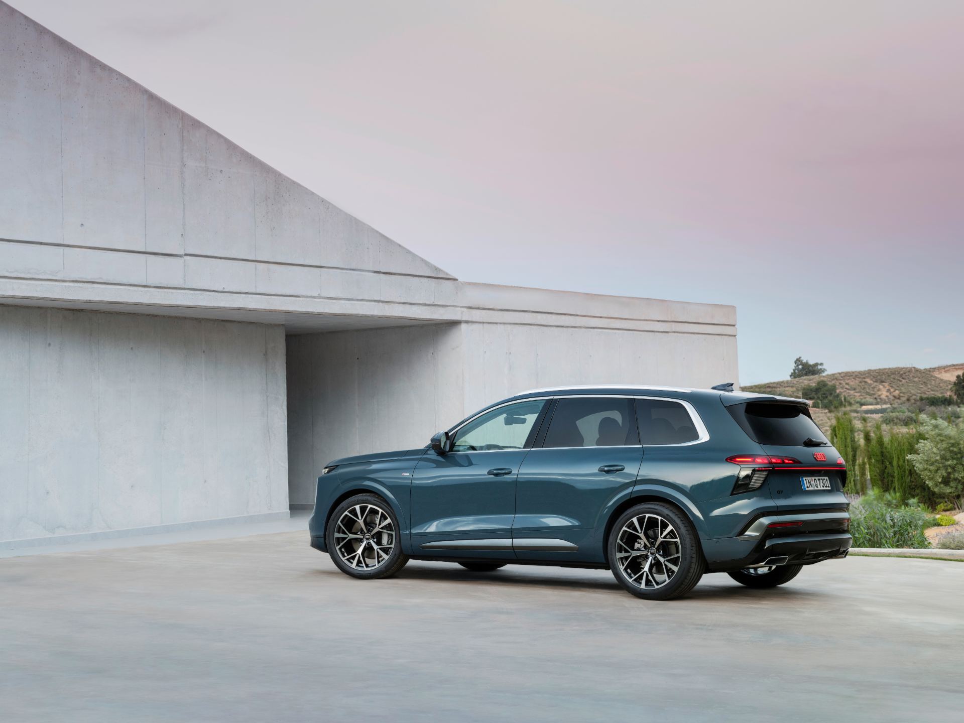 2026 audi q7 suv rear three quarter villa blue