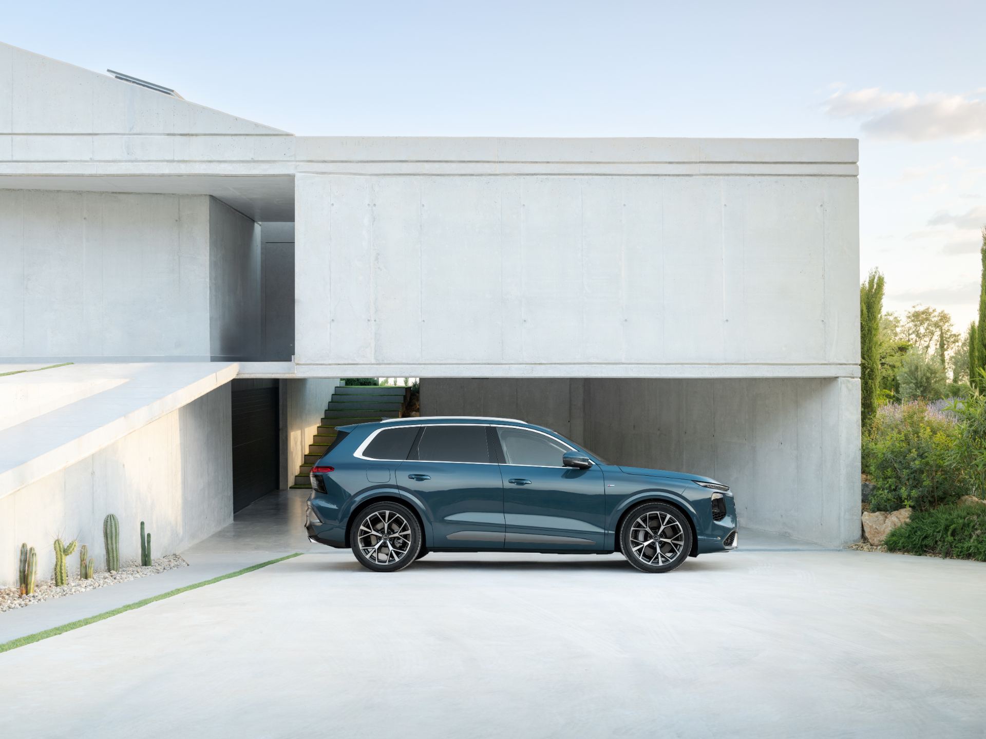 2026 audi q7 suv side profile villa blue