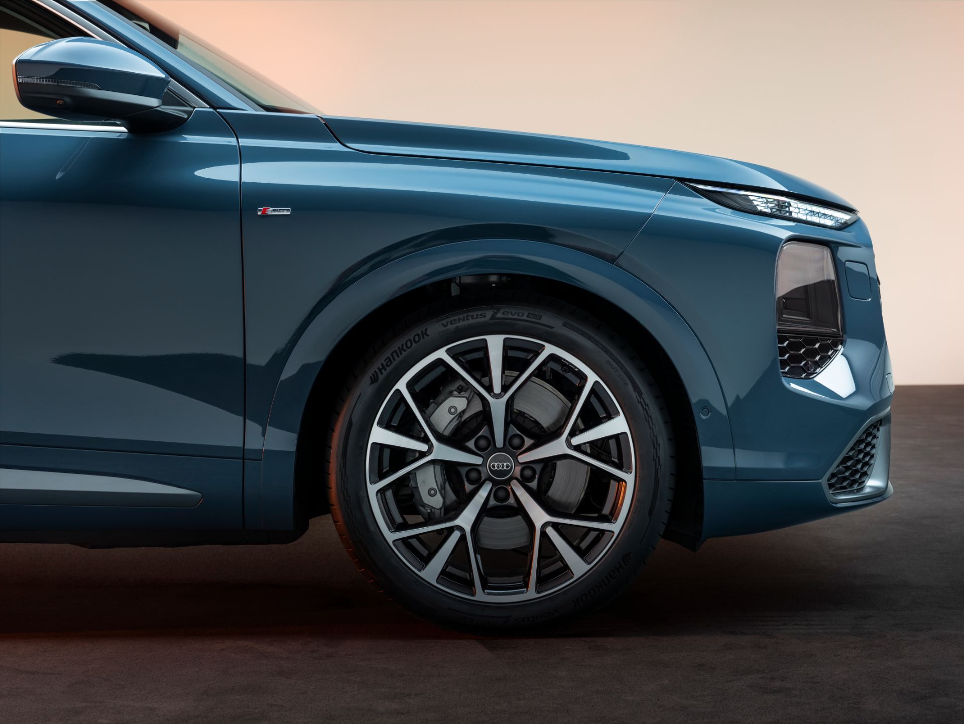 2026 audi q7 suv alloy wheel blue