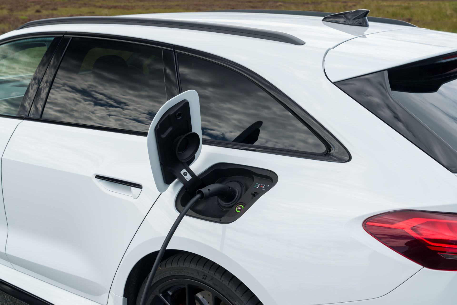 2026 audi rs 5 avant charging port white