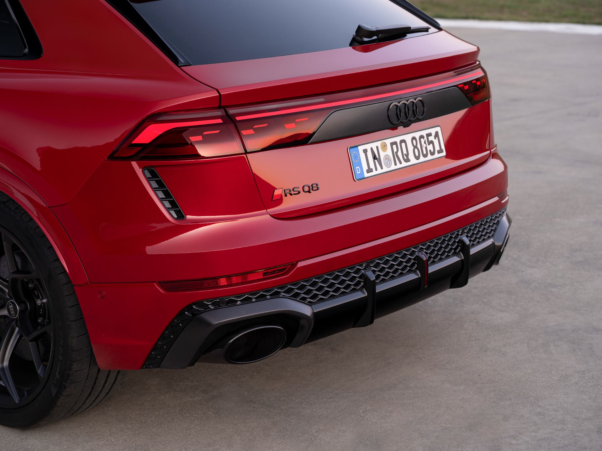 2027 audi rs q8 performance rear diffuser exhaust red