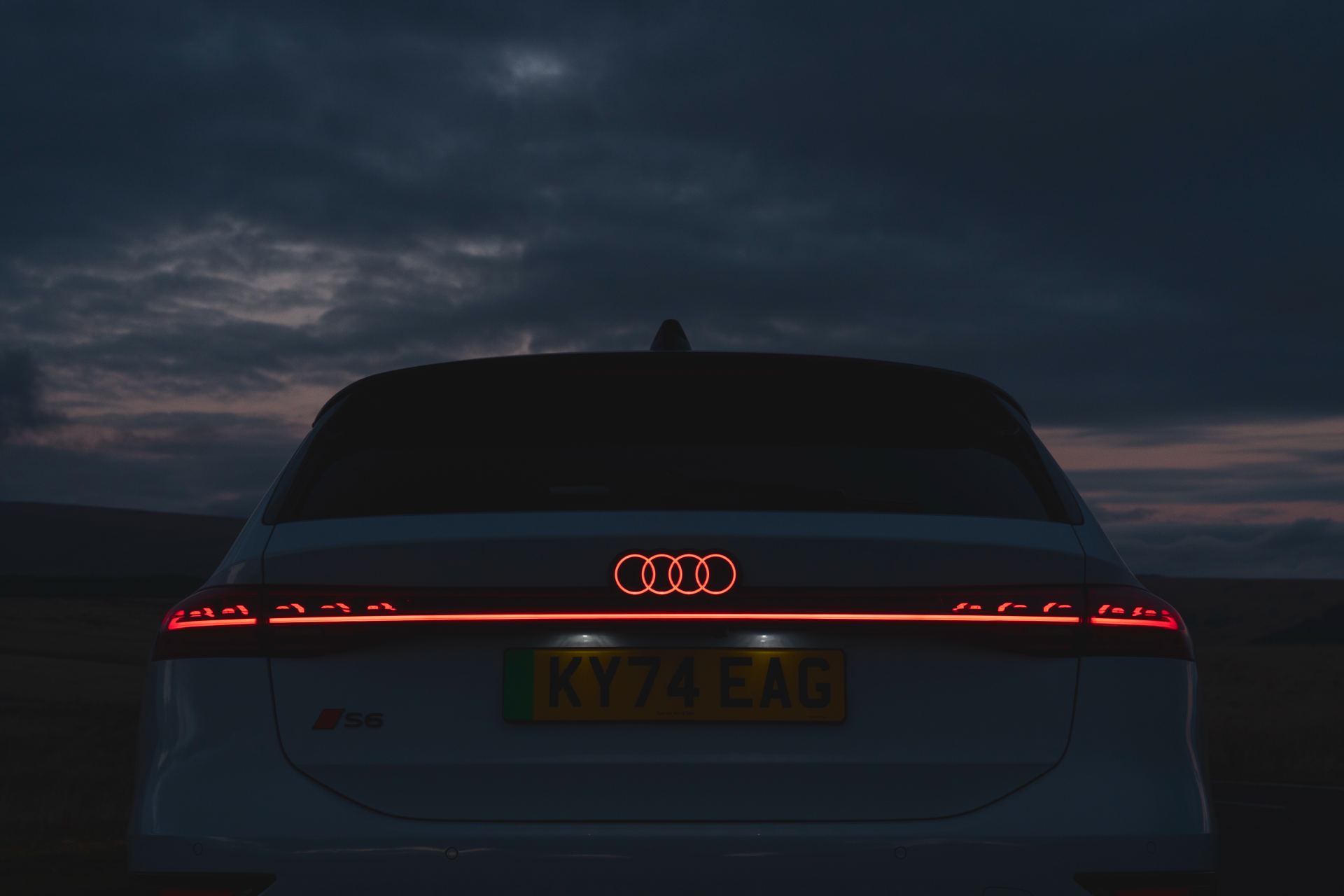 2026 audi s6 avant e tron rear light signature dusk