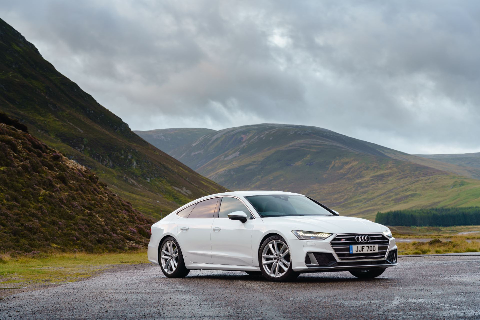 audi s7 sportback front three quarter valley white