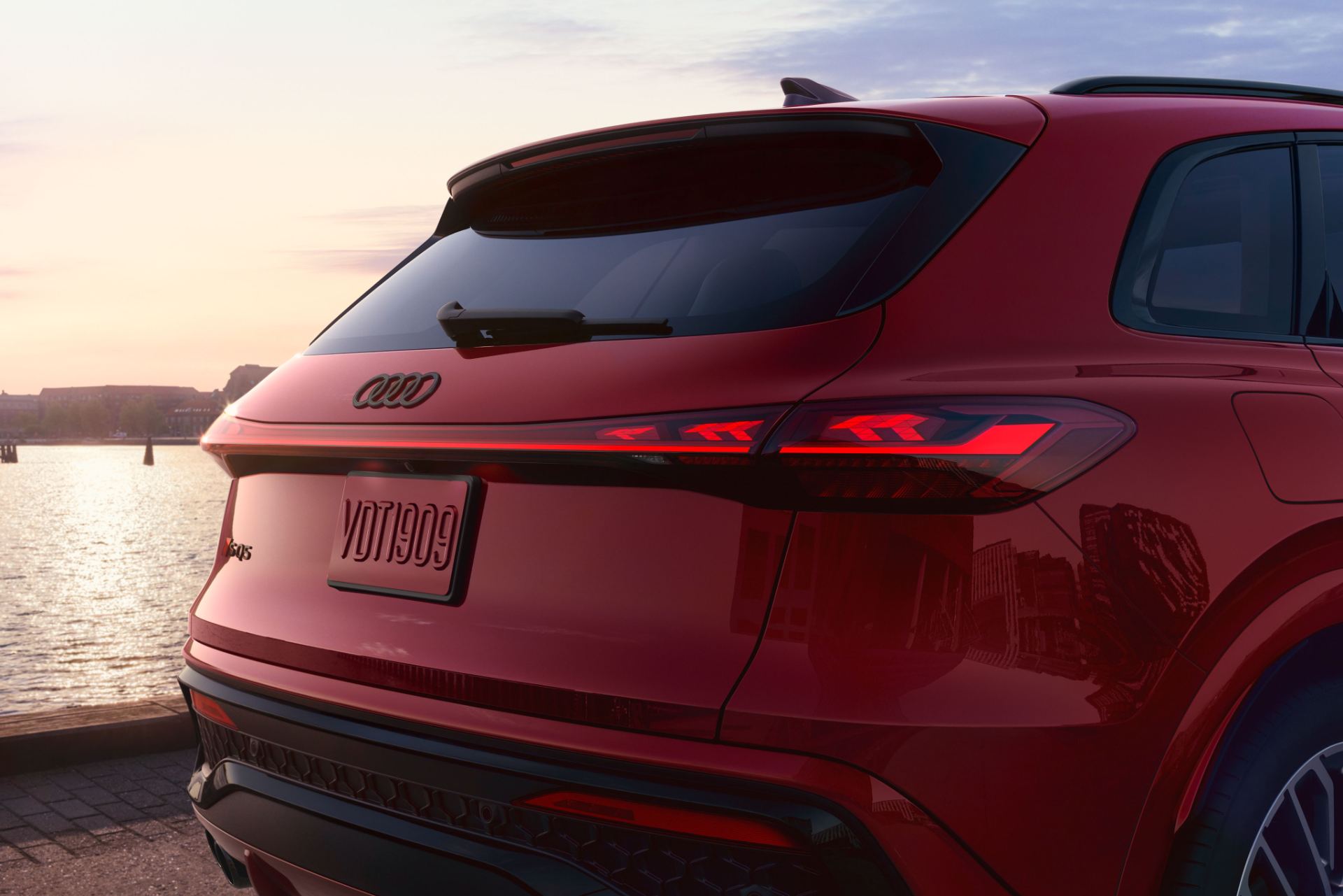 2026 audi sq5 rear light signature detail red
