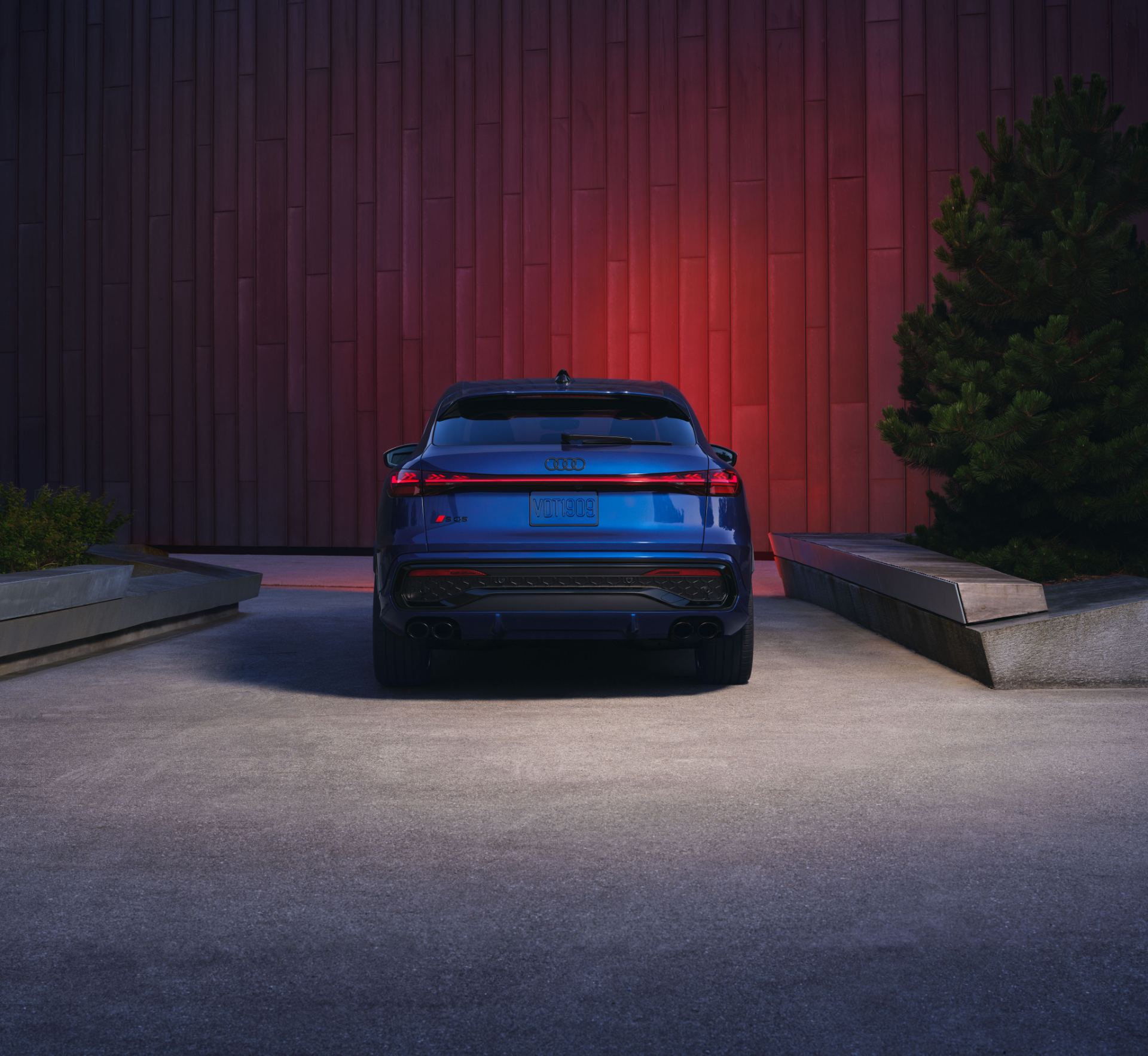 2026 audi sq5 sportback rear red wall blue