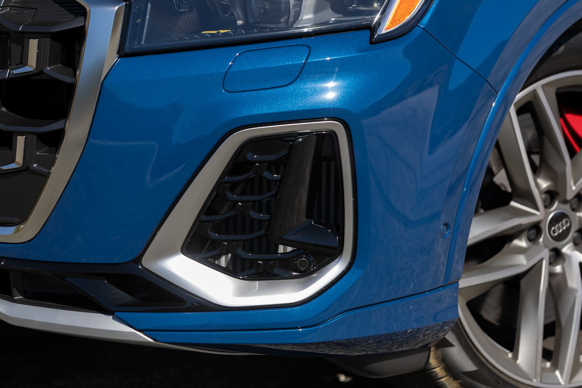 audi sq7 front air intake wheel blue