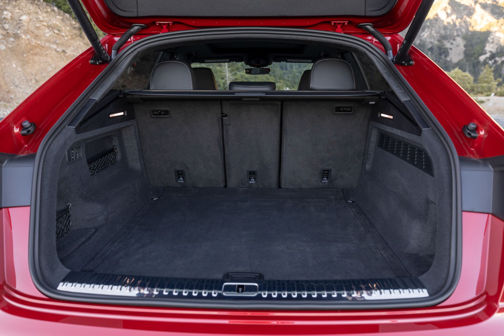 audi sq8 cargo space