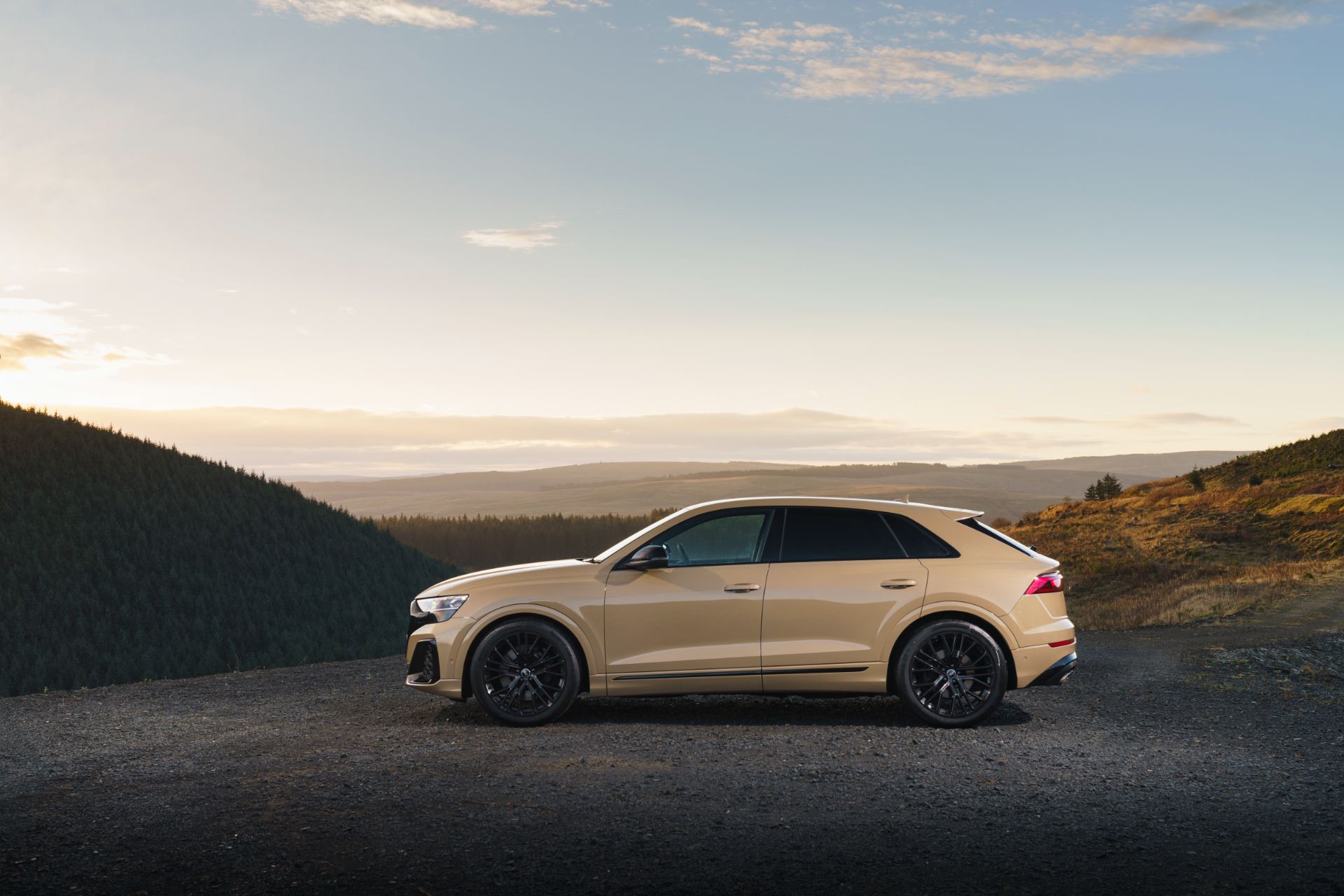 2026 audi sq8 side profile beige