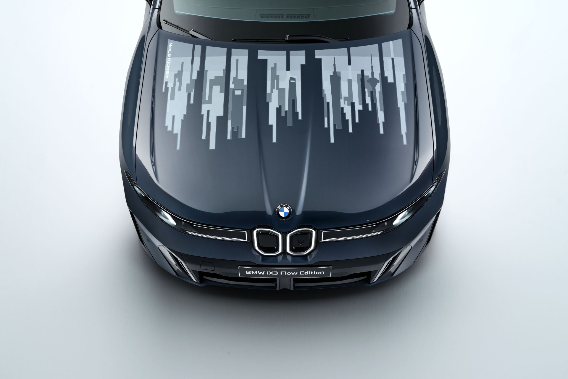 Close-up of the optional BMW Iconic Glow contour lighting on the front lighting elements