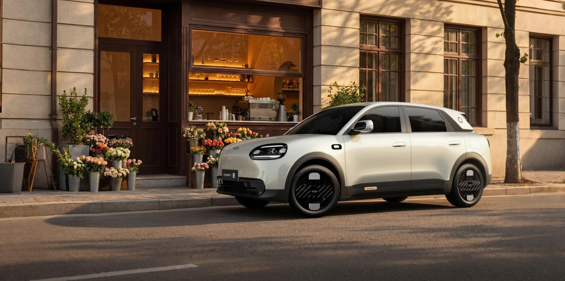 Side profile showing the 4,195 mm body, 2,700 mm wheelbase and 17-inch alloy wheels