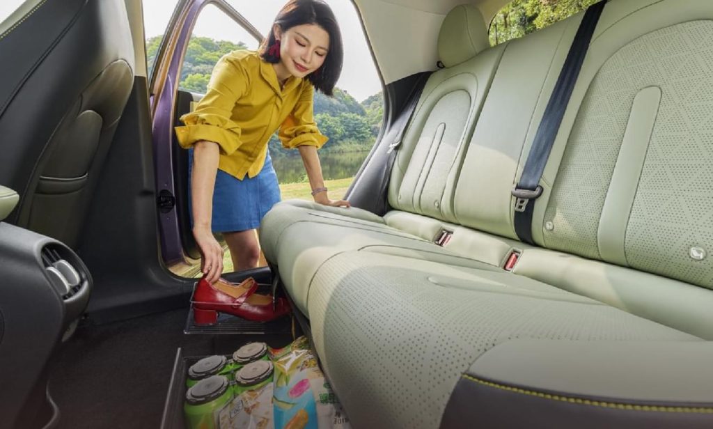 Rear bench showing the 152 mm of knee room in the five-seat cabin
